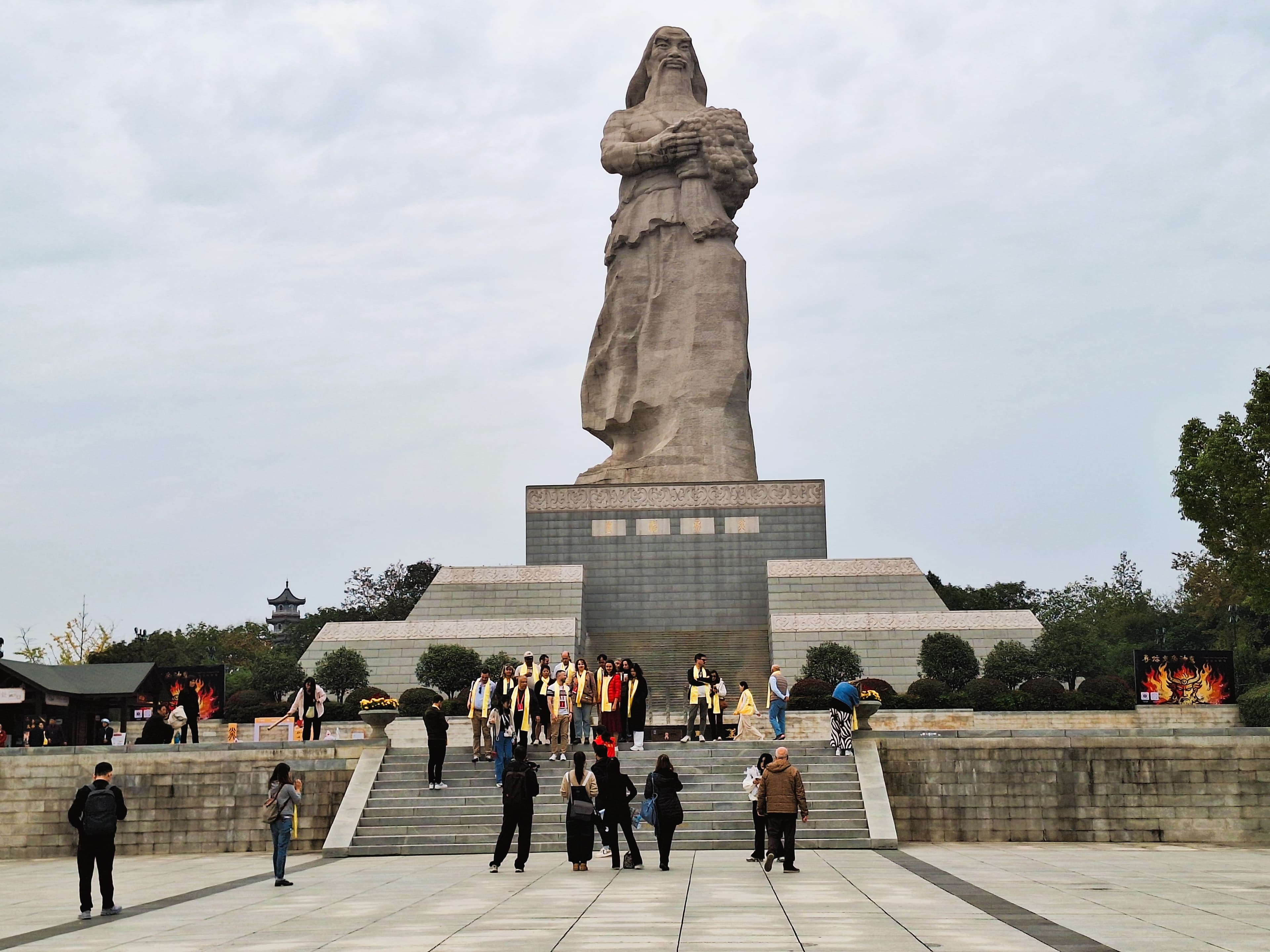 The monumental statue of Yan Emperor Shennong.