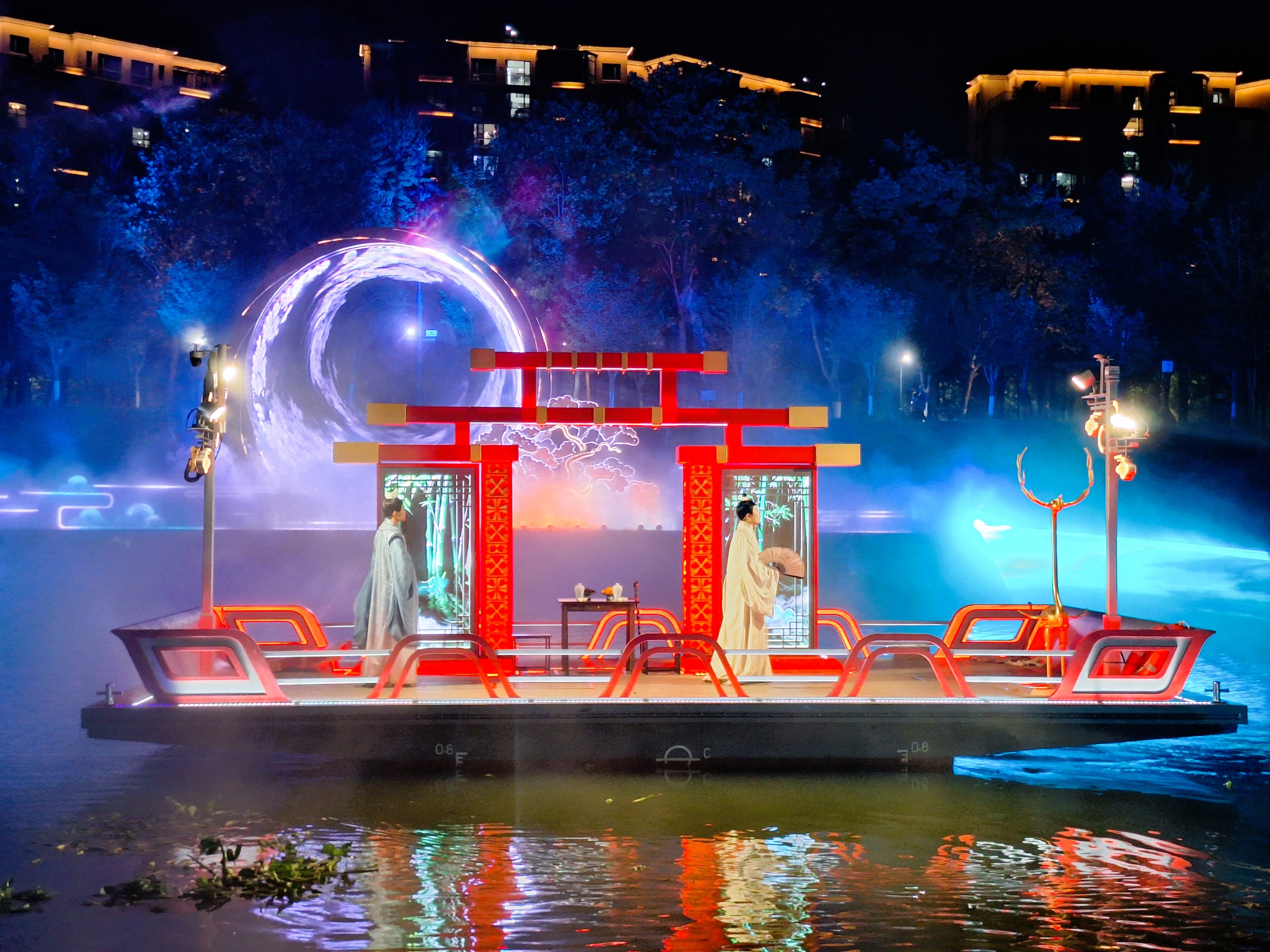 Performance scene during the Baiyun Lake Night Cruise in Suizhou.