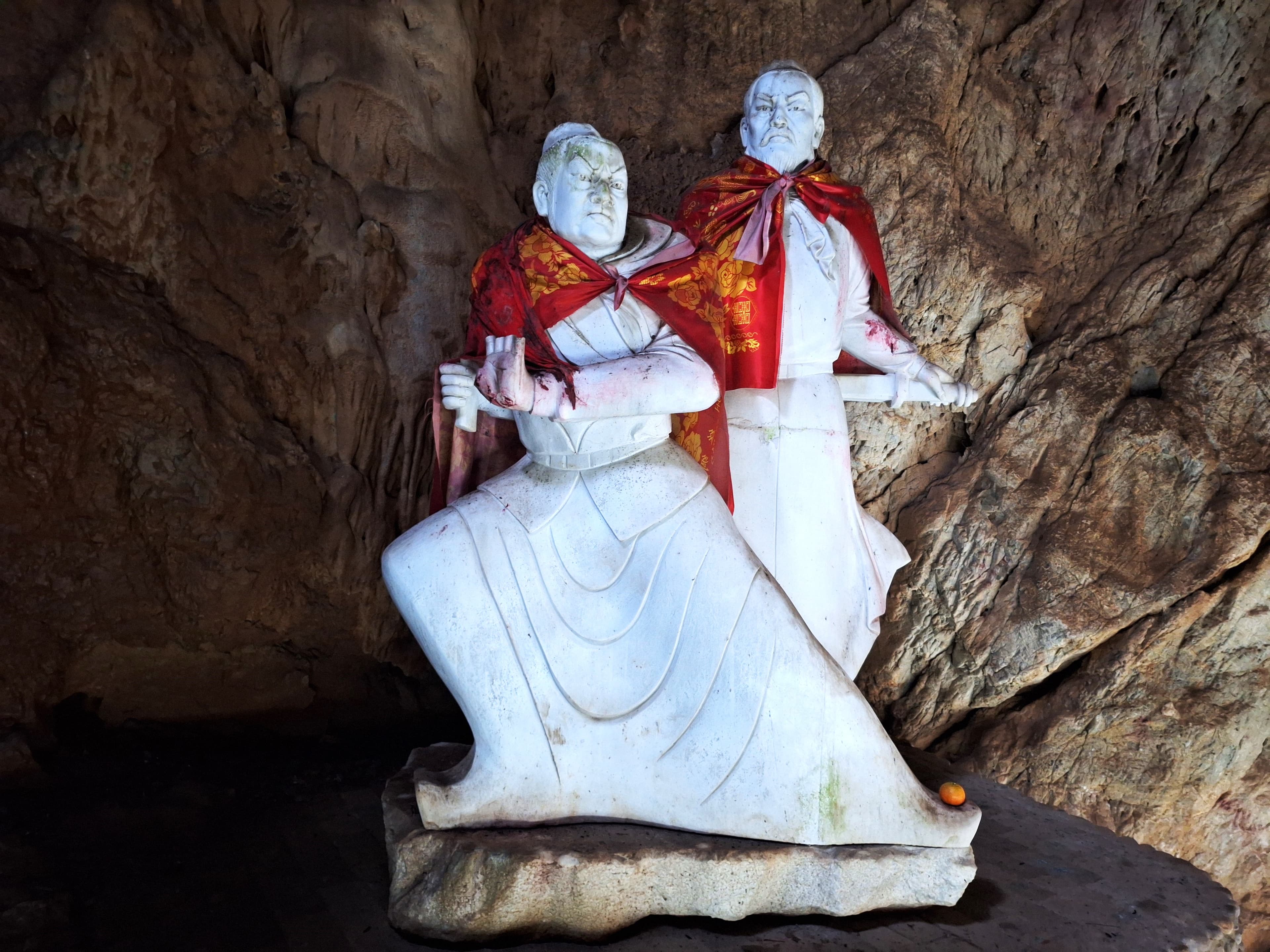 Statues commemorating Wang Kuang and Wang Feng at Two Kings Cave.