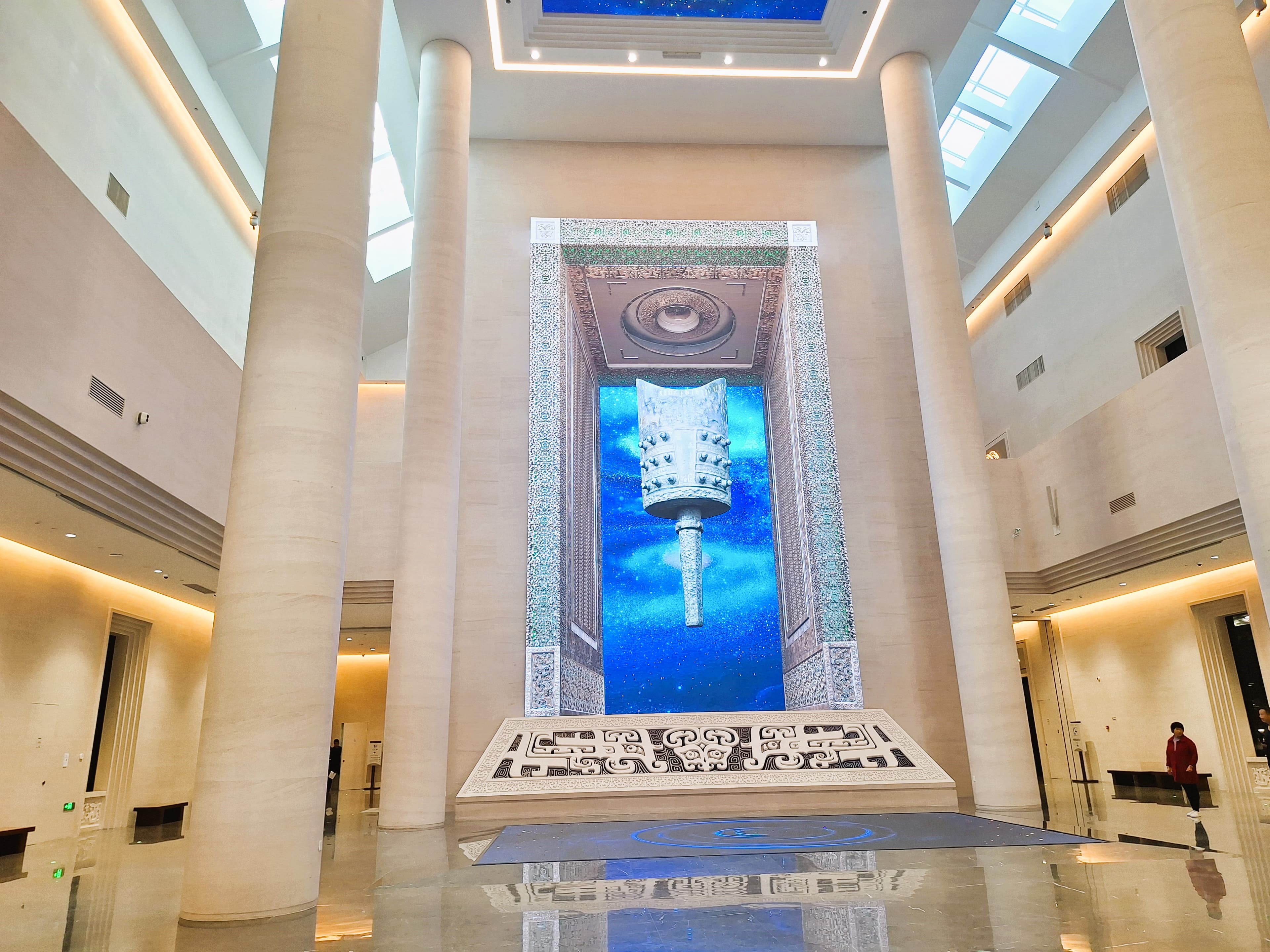 The vast central atrium of Suizhou Museum.
