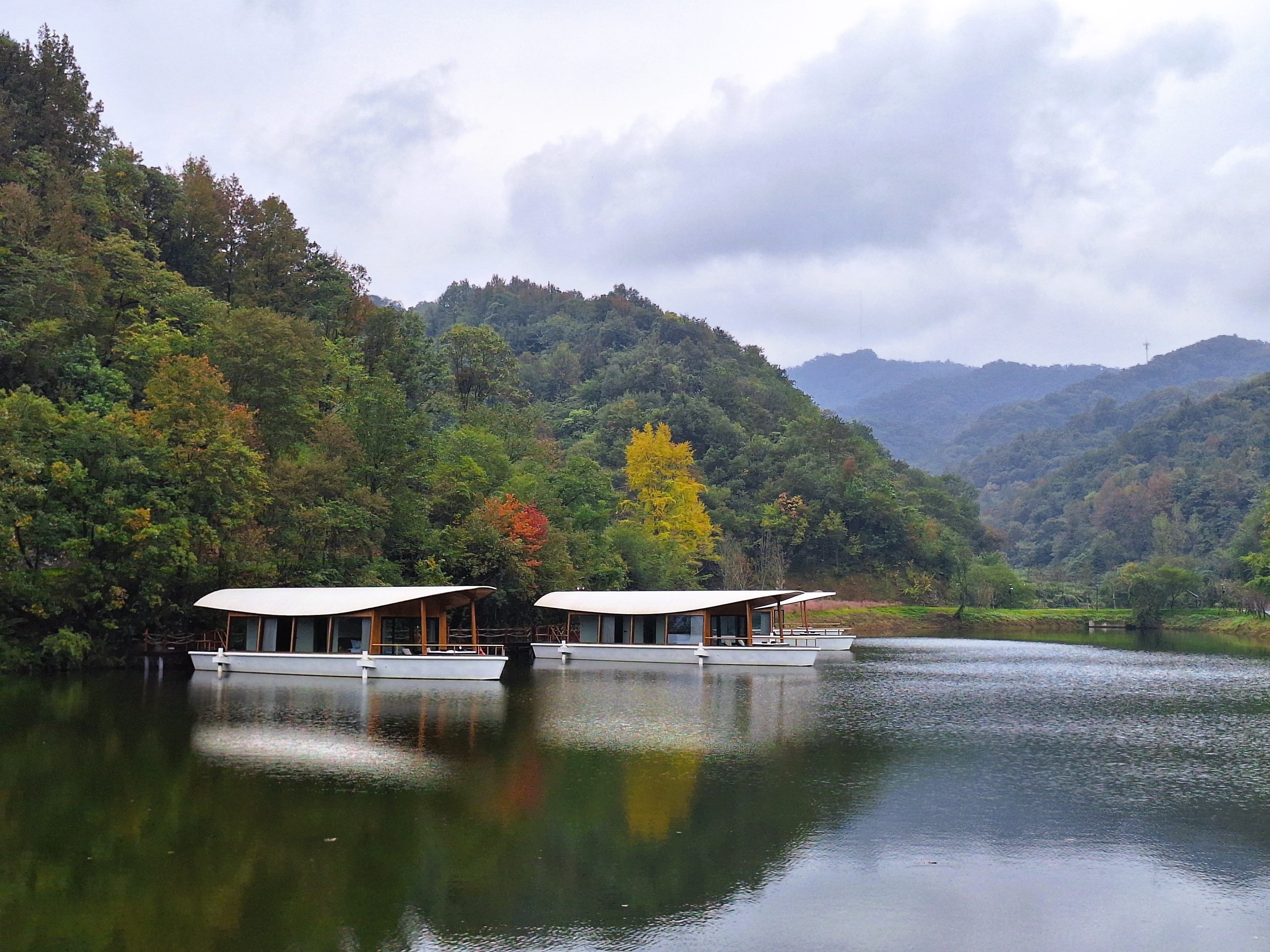 Lake houses at Naked Home Grand Ginkgo Valley Resort in Suizhou.
