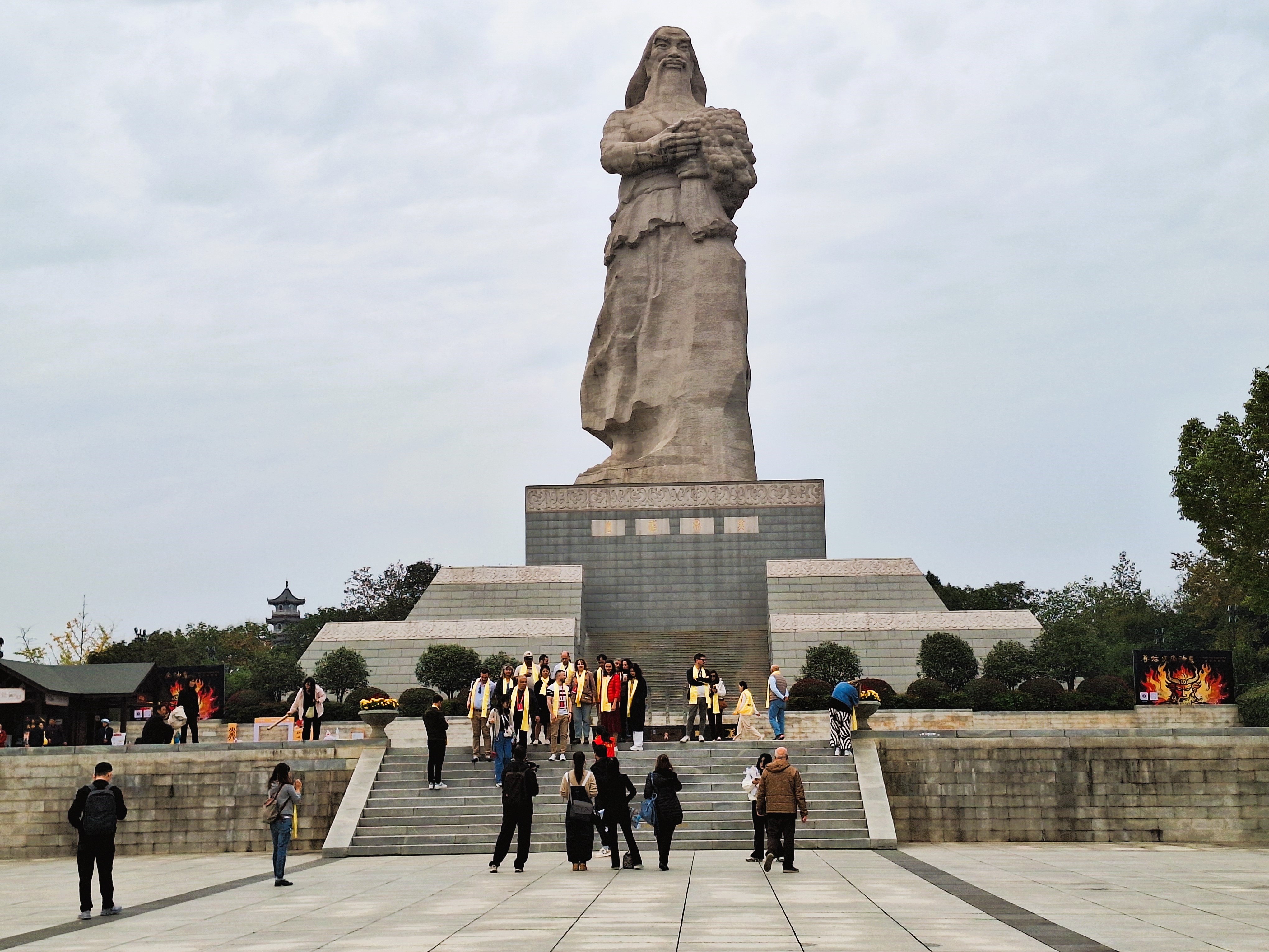 Monumental statue of Yan Emperor Shennong in Suizhou.